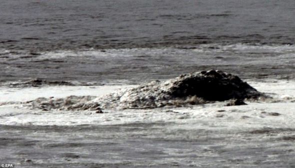 一个新岛在沿加那利群岛的西班牙南部海岸的雷斯廷加海岸出现 一个新岛在沿加那利群岛的西班牙南部海岸的雷斯廷加海岸出现