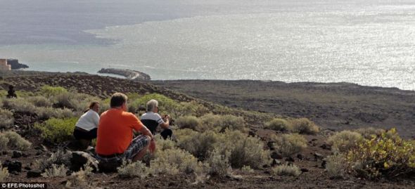 海上的火山活动把人们吸引到海岸,他们等待观看一个新岛的诞生 海上的火山活动把人们吸引到海岸,他们等待观看一个新岛的诞生
