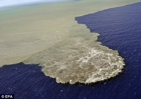 碎片被抛到空气中,加那利岛在过去四个月已经经历了10,000余次震颤 碎片被抛到空气中,加那利岛在过去四个月已经经历了10,000余次震颤