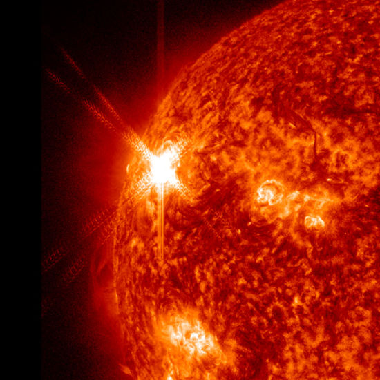 美国宇航局在轨运行的太阳动力学天文台(SDO)于美国东部时间11月3日4:27(北京时间17:27)拍摄的日面上发生一次X1.9级耀斑的景象。这一耀斑是从一个编号为AR11339的剧烈活动区域爆发的 美国宇航局在轨运行的太阳动力学天文台(SDO)于美国东部时间11月3日4:27(北京时间17:27)拍摄的日面上发生一次X1.9级耀斑的景象。这一耀斑是从一个编号为AR11339的剧烈活动区域爆发的