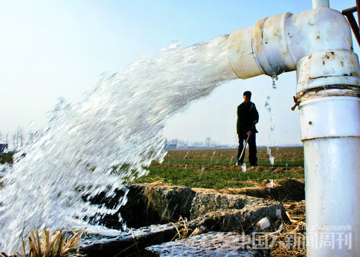 2月11日,河北省南和县辛村农民为抗旱,用水泵抽水浇地。图/ 新华 2月11日,河北省南和县辛村农民为抗旱,用水泵抽水浇地。图/ 新华