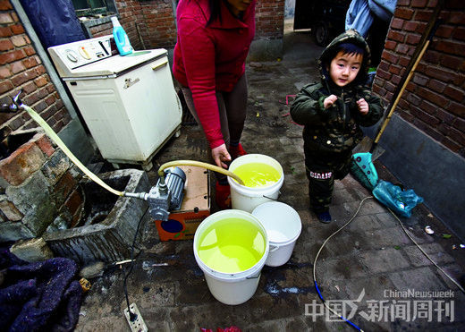 石家庄柳董庄村的村民打自备井,抽地下水作为生活用水。图/CFP 石家庄柳董庄村的村民打自备井,抽地下水作为生活用水。图/CFP
