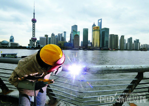 工人在对外滩防汛墙进行改造。上海外滩防汛墙近年来在不断加高加固。 图/IC 工人在对外滩防汛墙进行改造。上海外滩防汛墙近年来在不断加高加固。 图/IC