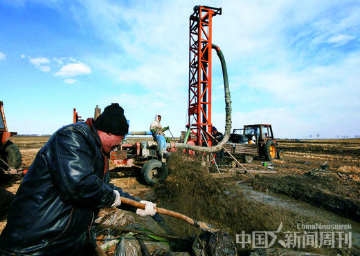 3月21日,在黑龙江省泰来县克利镇红旗村,打井队在耕地里打抗旱井,以确保农业灌溉用水。 图/ 新华 3月21日,在黑龙江省泰来县克利镇红旗村,打井队在耕地里打抗旱井,以确保农业灌溉用水。 图/ 新华