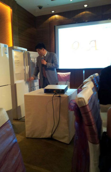 西门子家电负责人现场演示开关冰箱门 西门子家电负责人现场演示开关冰箱门