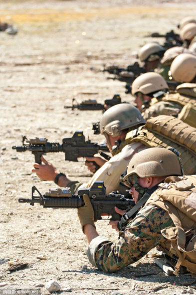 一支小组在靶场进行M4步枪射击训练。 一支小组在靶场进行M4步枪射击训练。