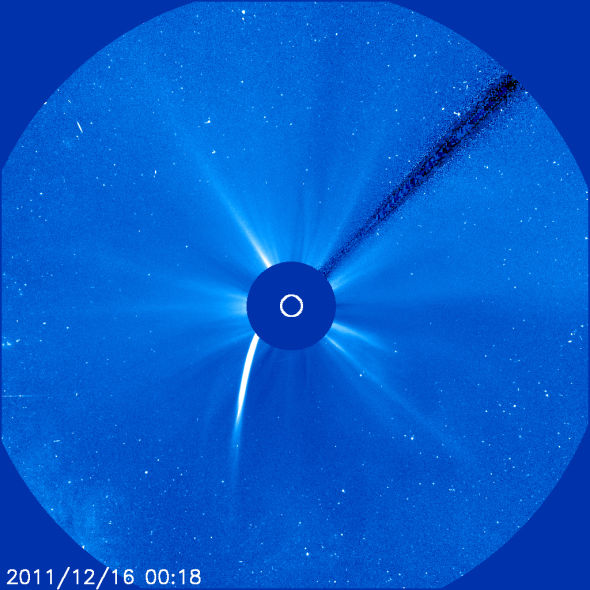 SOHO探测器发回的实时监测图像,显示彗星已经撞入太阳 SOHO探测器发回的实时监测图像,显示彗星已经撞入太阳