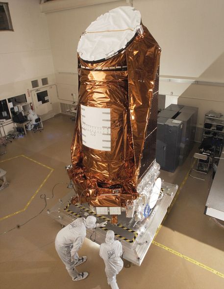 美国宇航局的开普勒太空望远镜,专门用于搜寻系外行星。它借助一个数字照相机传感器阵列观测遥远恒星发生的“扭曲”,进而证实有行星在其前方穿过 美国宇航局的开普勒太空望远镜,专门用于搜寻系外行星。它借助一个数字照相机传感器阵列观测遥远恒星发生的“扭曲”,进而证实有行星在其前方穿过
