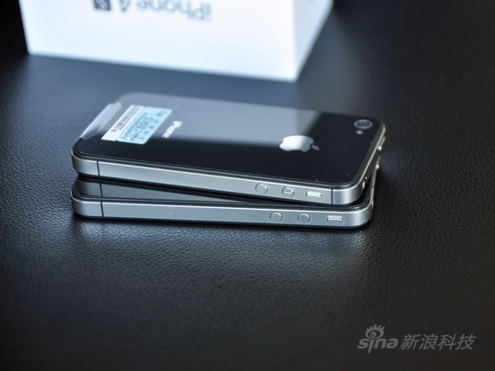 iPhone 4S(上)与iPhone 4右侧对比 iPhone 4S(上)与iPhone 4右侧对比