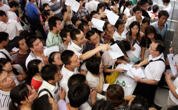 2010年,中国河南。尽管发生多起跳楼事件,但富士康招工现场仍然人头攒动 2010年,中国河南。尽管发生多起跳楼事件,但富士康招工现场仍然人头攒动