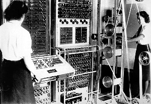 1944年投入使用的克劳苏斯密码破译机,是世界上第一台电子计算机,当时共制造10台。 1944年投入使用的克劳苏斯密码破译机,是世界上第一台电子计算机,当时共制造10台。