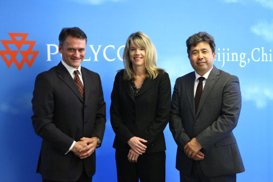 宝利通全球销售执行副总裁Tracey Newell(居中)