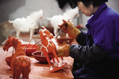 3月30日,洛阳南石山村一家文物复制品工厂内,工作人员在给“马”上釉彩。A10-11版摄影/山石 3月30日,洛阳南石山村一家文物复制品工厂内,工作人员在给“马”上釉彩。A10-11版摄影/山石