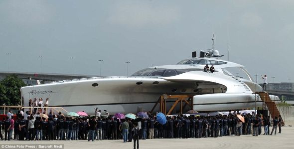 这艘超级游艇长42.5米、宽16米、重52吨 这艘超级游艇长42.5米、宽16米、重52吨