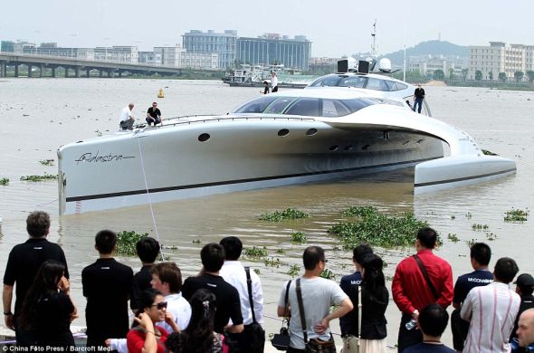 经过5年的设计和建造,“阿达斯特拉”号终于在船只爱好者的欢呼声中下水 经过5年的设计和建造,“阿达斯特拉”号终于在船只爱好者的欢呼声中下水