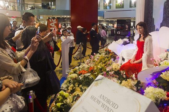 除了外形与人类相似外,Geminoid F还能模仿人类的声音说话和唱歌,拥有65种面部表情 除了外形与人类相似外,Geminoid F还能模仿人类的声音说话和唱歌,拥有65种面部表情