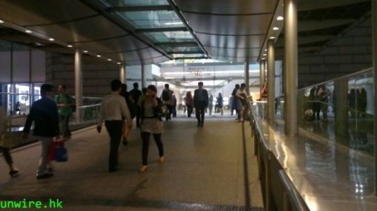 中环 IFC 商场近 Apple Store 出口外天桥 中环IFC商场近Apple Store出口外天桥