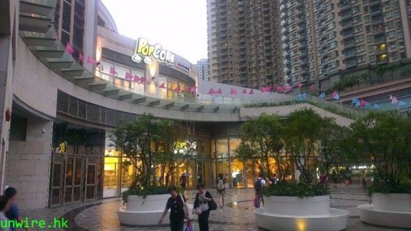 将军澳港铁站上盖 Popcorn 商场外(将军澳港铁站 A1 出口外) 将军澳港铁站上盖Popcorn商场外(将军澳港铁站A1出口外)