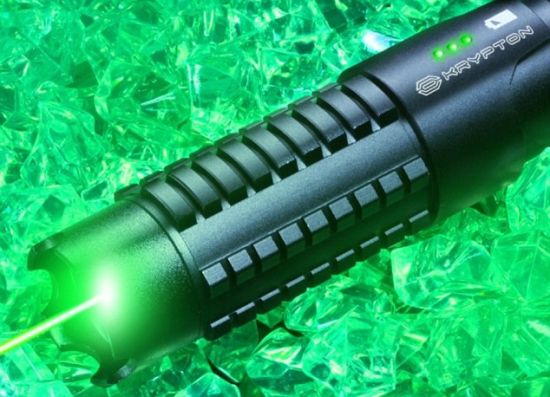 Wicked Lasers公司实施这个营销策略的目的是宣传他们的S3激光器。但野生动物专家还研究了鲨鱼对这个附件的反应。 Wicked Lasers公司实施这个营销策略的目的是宣传他们的S3激光器。但野生动物专家还研究了鲨鱼对这个附件的反应。