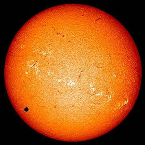 金星飞过太阳圆面,并留下投影 金星凌日:金星飞过太阳圆面,并留下投影