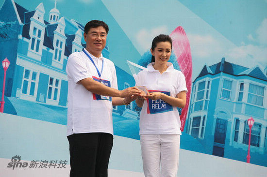三星(中国)移动通信部执行总裁李镇仲授予李冰冰“三星奥运希望接力跑形象大使”头衔 三星(中国)移动通信部执行总裁李镇仲授予李冰冰“三星奥运希望接力跑形象大使”头衔