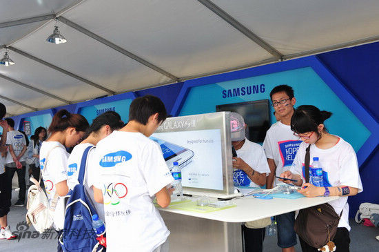 消费者在现场体验区内感受GALAXY S III 消费者在现场体验区内感受GALAXY S III
