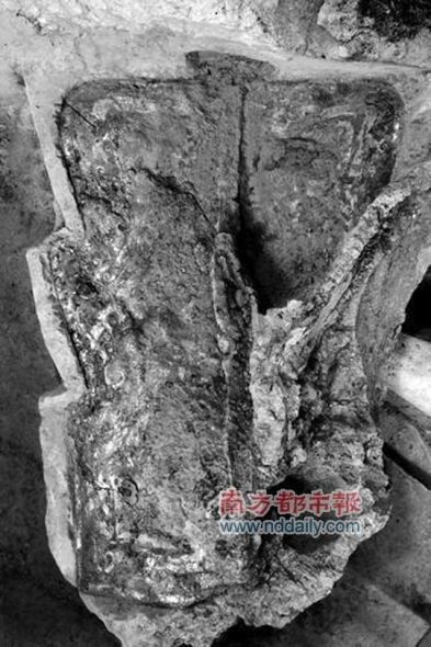 秦兵马俑一号坑中发现的“秦盾”(6月9日摄)。新华社发 秦兵马俑一号坑中发现的“秦盾”(6月9日摄)。新华社发