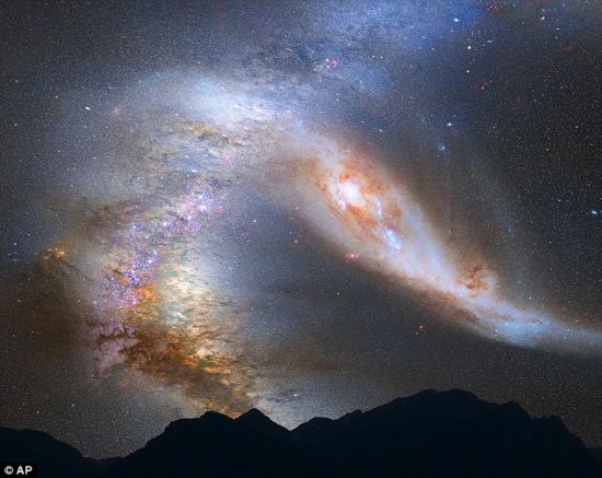 宇航局公布的一幅图像,展示了银河系(左)与附近仙女座星系在大约40亿年后发生撞击的景象 宇航局公布的一幅图像,展示了银河系(左)与附近仙女座星系在大约40亿年后发生撞击的景象