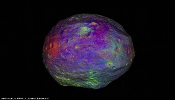 展现灶神星的动画截图。这段视频所用照片由“黎明”号采用特殊红外和可见光滤光片的照相机拍摄,不同颜色代表灶神星地表不同的矿物质构成,绿色代表铁 图2 展现灶神星的动画截图。这段视频所用照片由“黎明”号采用特殊红外和可见光滤光片的照相机拍摄,不同颜色代表灶神星地表不同的矿物质构成,绿色代表铁 图2