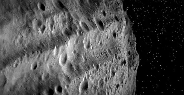 科学家指出灶神星呈层结构,更像是一颗迷你行星。它拥有与地球类似的铁核,是已知唯一一颗从太阳系诞生之初一直幸存至今的小行星 科学家指出灶神星呈层结构,更像是一颗迷你行星。它拥有与地球类似的铁核,是已知唯一一颗从太阳系诞生之初一直幸存至今的小行星