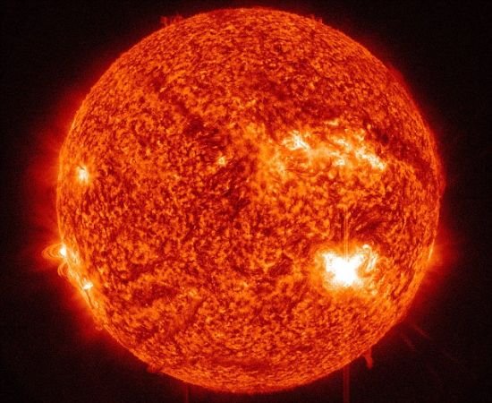 美国宇航局的太阳动力学观测卫星观测到一个活跃的太阳区域,被称之为“AR1515”,所产生的太阳耀斑达到M5.3级,7月4日达到峰值 美国宇航局的太阳动力学观测卫星观测到一个活跃的太阳区域,被称之为“AR1515”,所产生的太阳耀斑达到M5.3级,7月4日达到峰值
