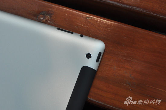 后置摄像头 后置500W像素摄像头上:新iPad 下:iPad 2两代iPad屏幕对比