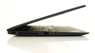 左:交流电源插座、供电 USB 2.0 和 Wi-Fi开关 左:交流电源插座、供电 USB 2.0 和 Wi-Fi开关