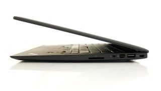 右:读卡器、耳机插口、迷你Display接口DisplayPort、USB 3.0接口和防盗锁插槽 右:读卡器、耳机插口、迷你Display接口DisplayPort、USB 3.0接口和防盗锁插槽