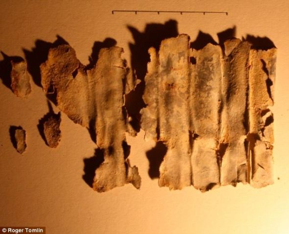 在英国肯特东法雷发现的古代铅板卷,上面有14个人的名字。这是一种诅咒,希望这些人遭受厄运 在英国肯特东法雷发现的古代铅板卷,上面有14个人的名字。这是一种诅咒,希望这些人遭受厄运
