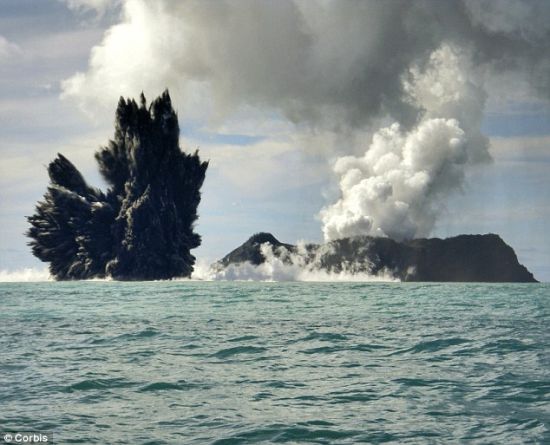 第一次物种灭绝:一座海底火山2009年在汤加附近爆发。这或许暗示了6500万年前地球发生的第一次物种灭绝事件。 第一次物种灭绝:一座海底火山2009年在汤加附近爆发。这或许暗示了6500万年前地球发生的第一次物种灭绝事件。 第二次物种灭绝:一位艺术家的构想图展示了这颗直径6英里(约合9.6公里)小行星猛撞到地球上的情景。科学家称,这杀死地面上的大部分生物。托宾把这块大菊石化石附近的沙子清理干净。2009年他在南极洲詹姆斯-罗斯岛上发现这块罕见化石。