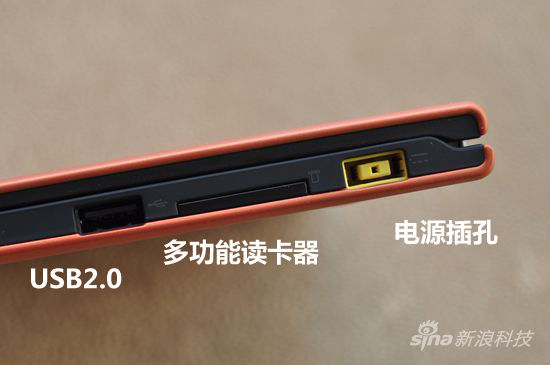右侧接口 右侧接口电源键设计在了机身前端