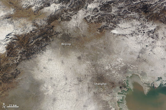 中国东北地区上空密布的阴霾、低云和大雾。 中国东北地区上空密布的阴霾、低云和大雾,NASA在地图标注中出现了错误,将与北京邻近的城市“天津”标作了“上海”