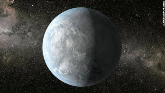 这是系外行星Kepler-62e的示意图,这颗行星被认为位于宜居带范围内,它的“太阳”比我们的太阳更小,温度也更低,距离我们大约1200光年,位于天琴座 这是系外行星Kepler-62e的示意图,这颗行星被认为位于宜居带范围内,它的“太阳”比我们的太阳更小,温度也更低,距离我们大约1200光年,位于天琴座