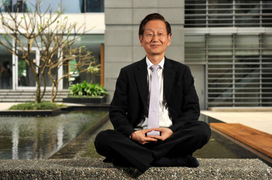 华硕董事长施崇棠,身穿深蓝色阿玛尼西装,打着天蓝色阿玛尼领带,展示莲花座的打坐姿势。 华硕董事长施崇棠,身穿深蓝色阿玛尼西装,打着天蓝色阿玛尼领带,展示莲花座的打坐姿势。