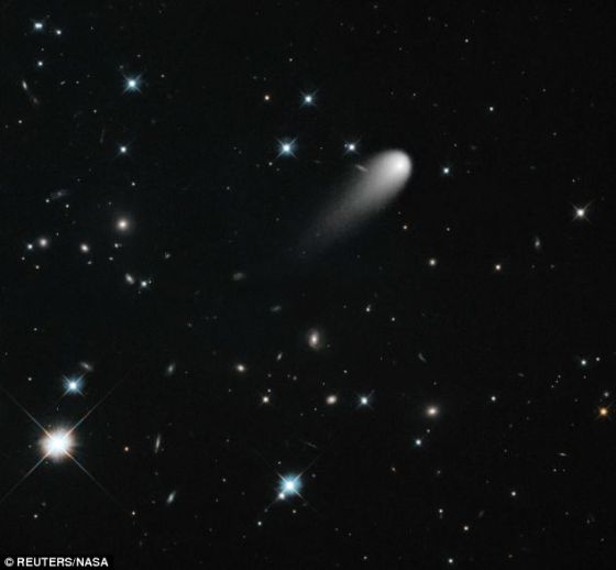 2013年4月,翱翔于星宇之间的ISON彗星。这张照片是由哈勃空间望远镜拍摄的图像合成的。 2013年4月,翱翔于星宇之间的ISON彗星。这张照片是由哈勃空间望远镜拍摄的图像合成的。