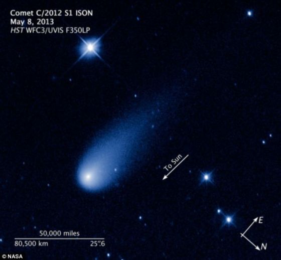 目前ISON彗星正位于太阳的另一端,距离地球约3.78亿英里(约合6.08亿公里),它正以每小时5万英里(约合8万公里)的速度冲向内太阳系。这张照片是本月初由美国宇航局公布的,此时ISON彗星正运行于火星与木星轨道之间 目前ISON彗星正位于太阳的另一端,距离地球约3.78亿英里(约合6.08亿公里),它正以每小时5万英里(约合8万公里)的速度冲向内太阳系。这张照片是本月初由美国宇航局公布的,此时ISON彗星正运行于火星与木星轨道之间