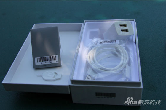 充电接头可以连接两根USB线,没有附送耳机 充电接头可以连接两根USB线,没有附送耳机