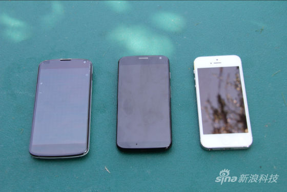 从左至右依次是Nexus 4、Moto X和iPhone 5 从左至右依次是Nexus 4、Moto X和iPhone 5