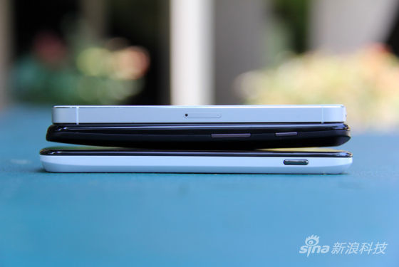 中间是Moto X,带有明显的弧度 中间是Moto X,带有明显的弧度