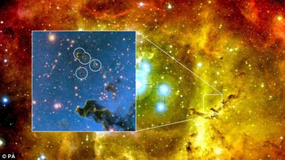玫瑰星云,一个距离地球约4600光年,位于麒麟座的巨型尘埃气体云团,观测显示其中包含有数以百计的小型圆球状团块。行星或褐矮星可能可以从这些小型团块中形成。天文学家们的观测还发现,这些小型的尘埃团正从玫瑰星云快速离开,速度达到每小时8万公里左右 玫瑰星云,一个距离地球约4600光年,位于麒麟座的巨型尘埃气体云团,观测显示其中包含有数以百计的小型圆球状团块。行星或褐矮星可能可以从这些小型团块中形成。天文学家们的观测还发现,这些小型的尘埃团正从玫瑰星云快速离开,速度达到每小时8万公里左右