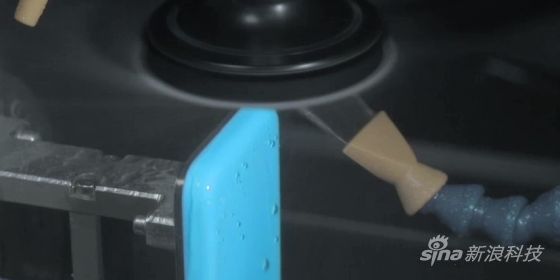 后盖都要经过机器水磨而后镀上漆面硬膜 后盖都要经过机器水磨而后镀上漆面硬膜