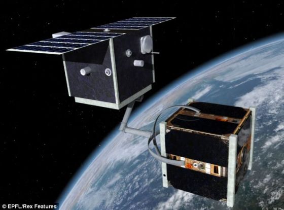 CleanSpace One在设计上能够用“触须”抓住太空垃级——例如一颗已退役的10厘米见方的瑞士纳米卫星——而后将其抛向地球大气层,使其在穿越大气层过程中燃烧殆尽。飞向并抓住这颗报废的卫星无疑是一项令人敬畏的工程学壮举 CleanSpace One在设计上能够用“触须”抓住太空垃级——例如一颗已退役的10厘米见方的瑞士纳米卫星——而后将其抛向地球大气层,使其在穿越大气层过程中燃烧殆尽。飞向并抓住这颗报废的卫星无疑是一项令人敬畏的工程学壮举