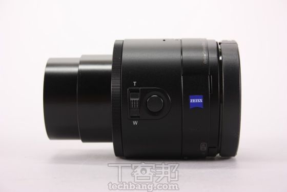 QX100尺寸较大,黑色的质感很好,如果会常放在地上拍的话,也比较耐脏 QX100尺寸较大,黑色的质感很好,如果会常放在地上拍的话,也比较耐脏