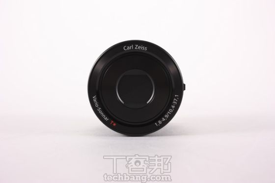 QX10采用的是索尼G镜头,QX100则是用卡尔蔡司镜头,最大光圈f/1.8 QX10采用的是索尼G镜头,QX100则是用卡尔蔡司镜头,最大光圈f/1.8